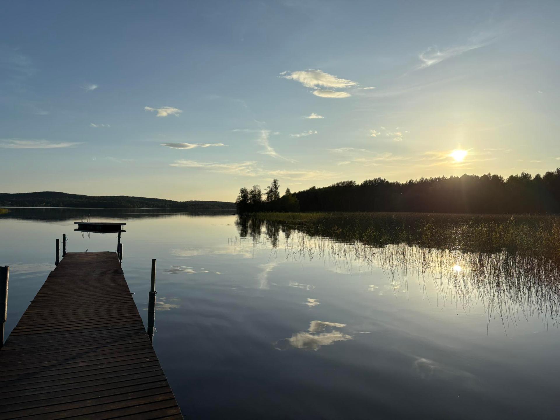 Soluppgång vid badplatsen och bryggan på Dalagården