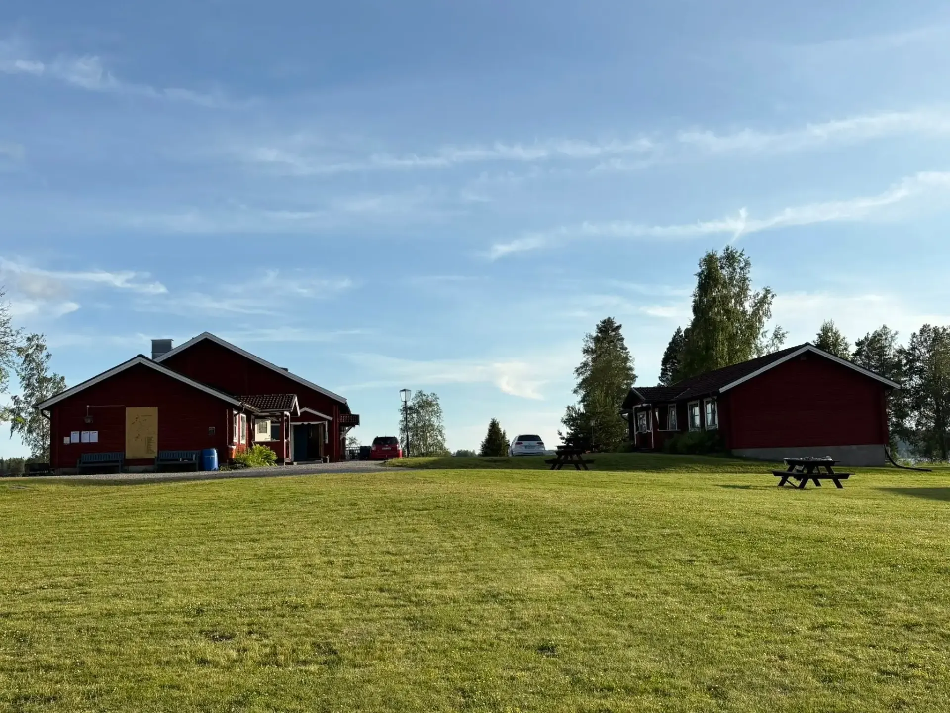 Receptionen och röda stugor på Dalagården en sommarkväll
