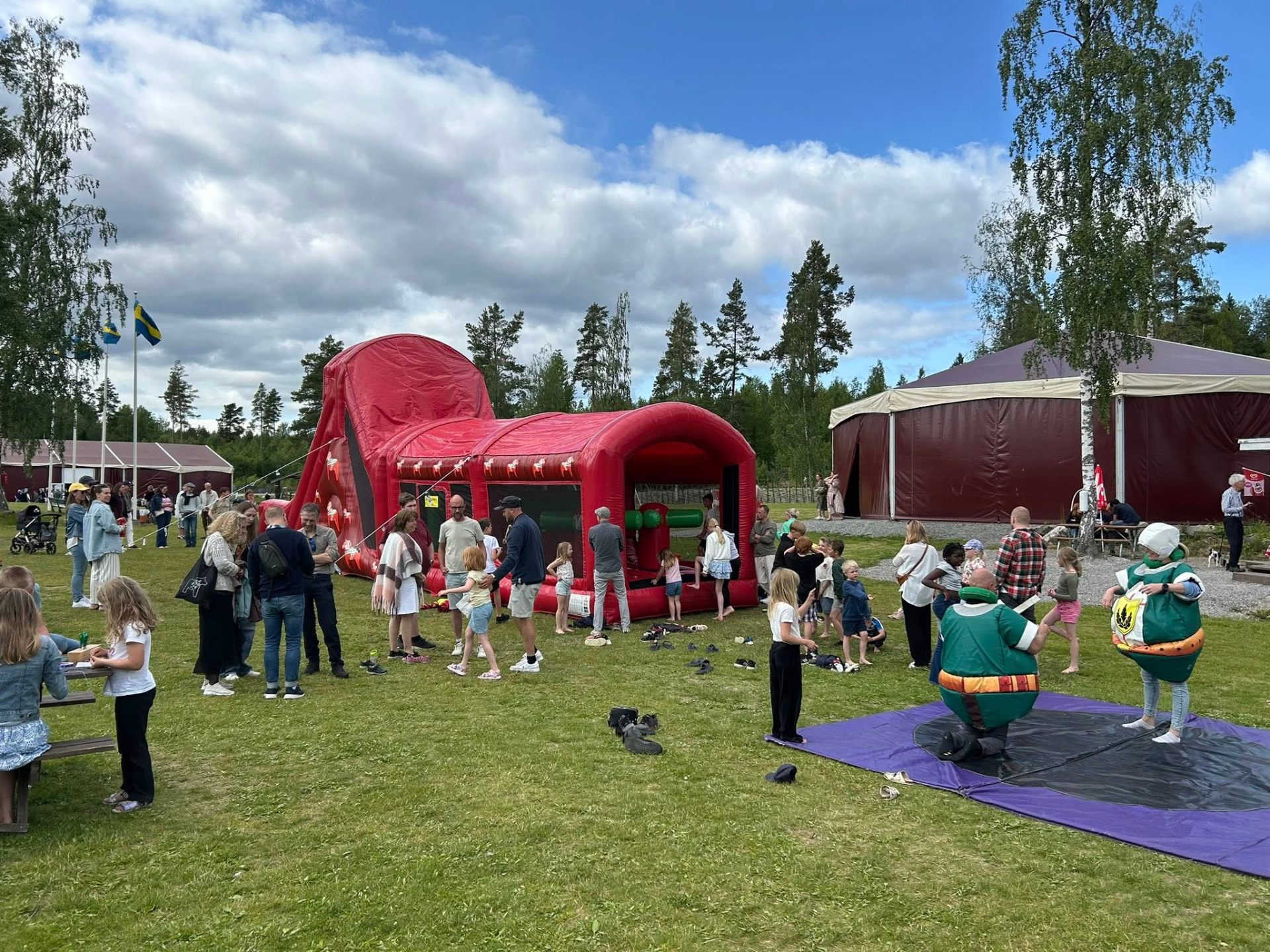 Aktiviteter och hoppborg utanför mötestältet