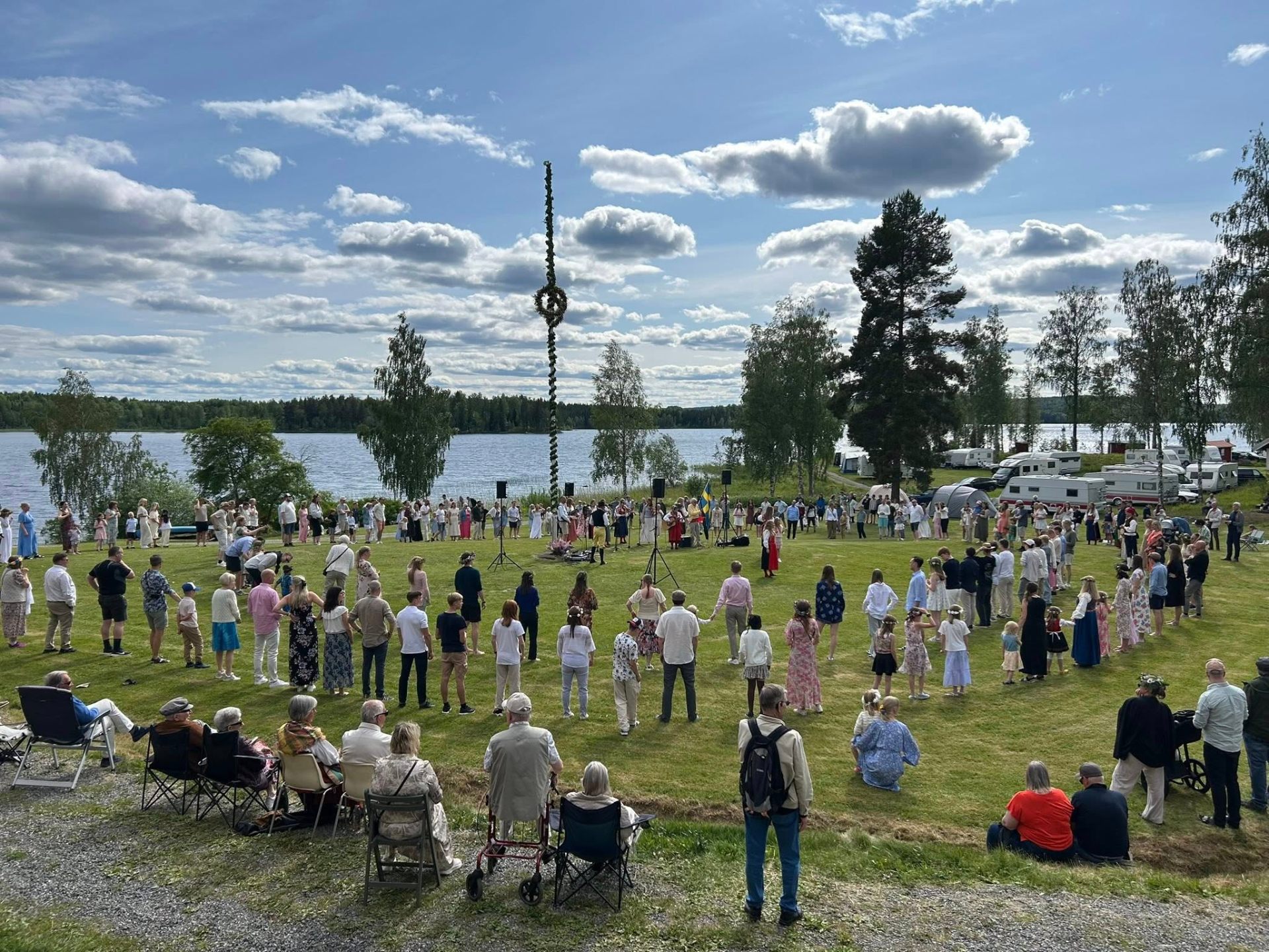 Midsommarfirande vid Dalagården med dans runt stången