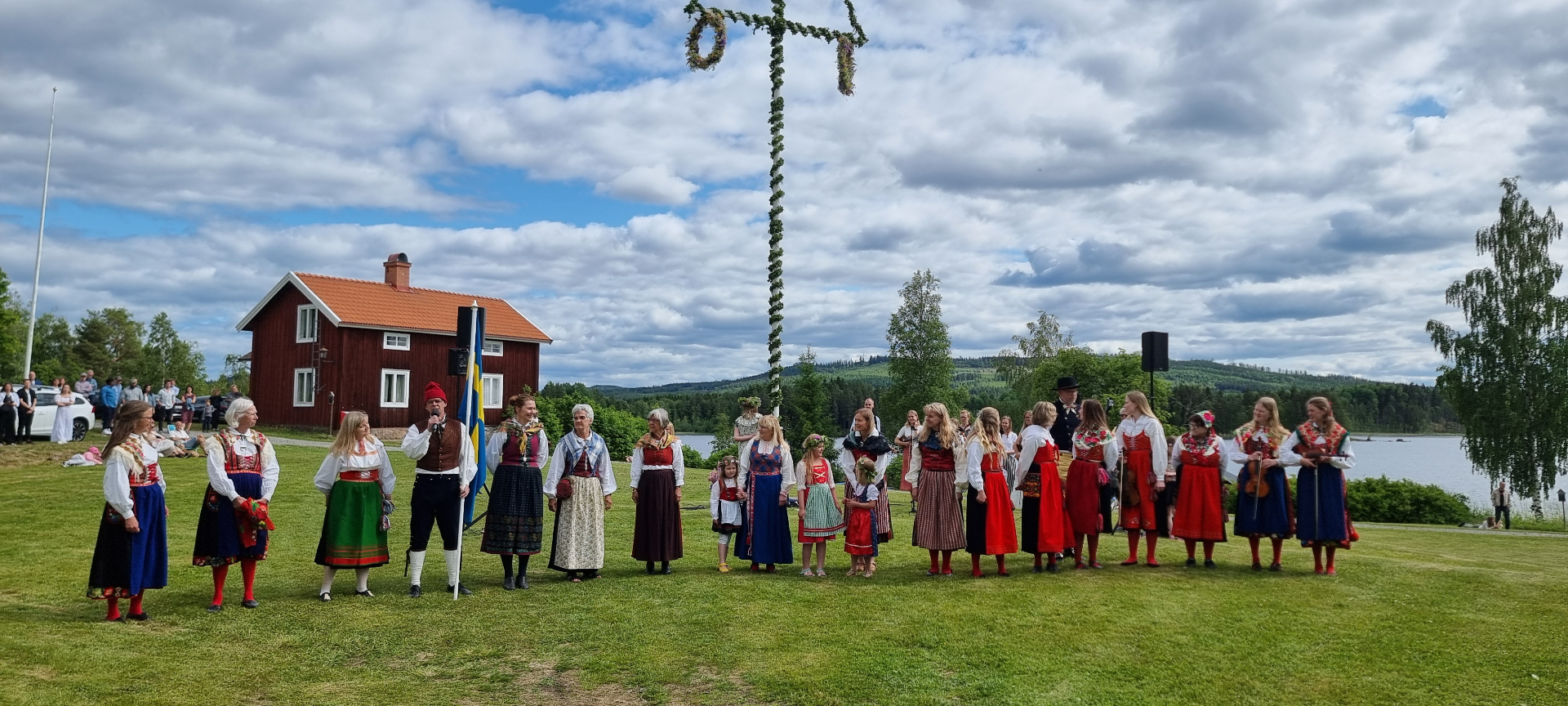 Dalkullor och spelmän vid midsommarstången på Dalagården