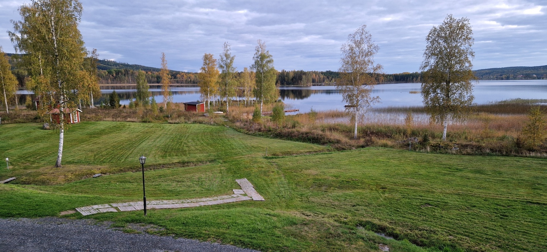 Ställplatser med utsikt över sjön Liljan vid Dalagården
